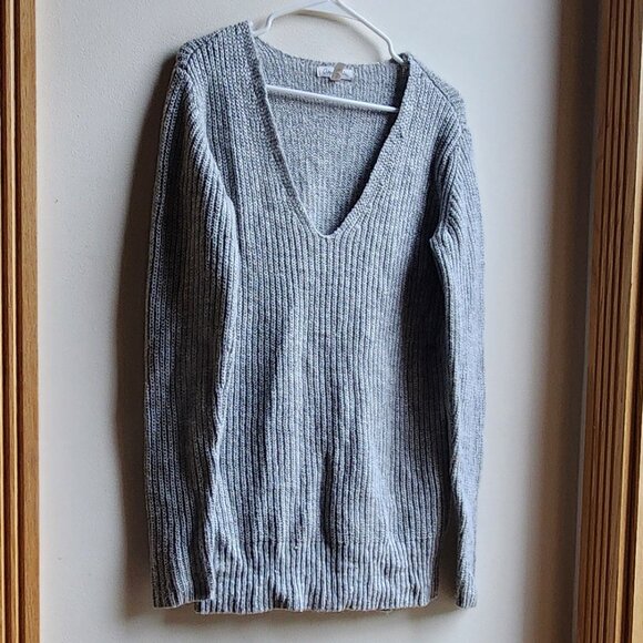 Aeropostale Gray V-Neck Sweater Size Medium - Picture 3 of 14